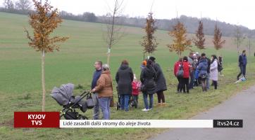 Lidé zasadili další stromy do aleje života