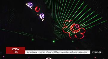 Sametovou revoluci připomněl videomapping na budovu radnice