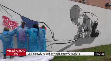 Děti malovaly na zeď k výročí sametové revoluce
