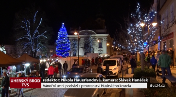 Vánoční smrk pochází z prostranství Husitského kostela