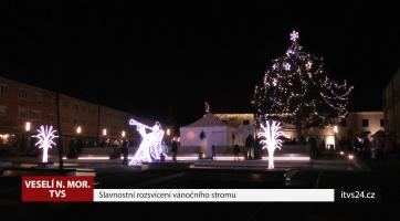 Ve Veselí slavnostně rozsvítili vánoční strom