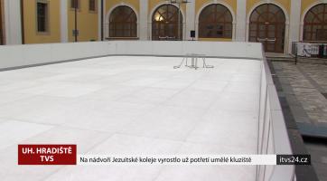 Na nádvoří Jezuitské koleje vyrostlo už potřetí umělé kluziště