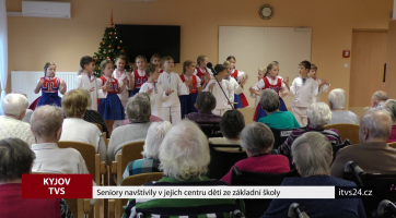 Seniory navštívily v jejich centru děti ze základní školy