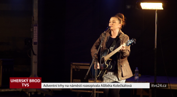 Adventní trhy na náměstí rozezpívala Alžběta Kolečkářová