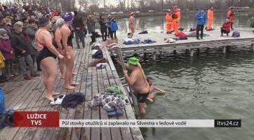 Půl stovky otužilců si na Silvestra zaplavalo v ledové vodě