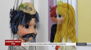 Foyer Knihovny Františka Kožíka zdobí loutky a krajinky