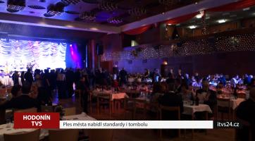 Ples města nabídl standardy i tombolu