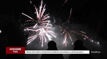 Nový rok vítali v Hodoníně tradičně česnečkou a ohňostrojem