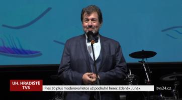 Ples 30 plus moderoval letos už podruhé herec Zdeněk Junák