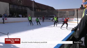 Kluziště ve Veselí hostilo hokejový pouličák