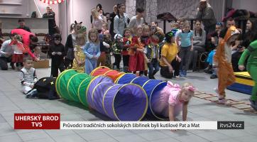 Průvodci tradičních sokolských šibřinek byli kutilové Pat a Mat
