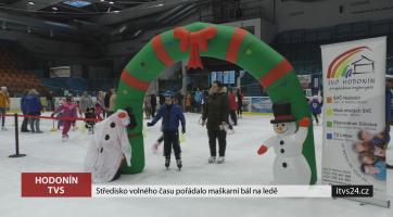 Středisko volného času pořádalo maškarní bál na ledě