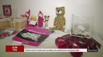 Dobrovolníci háčkovali výrobky pro předčasně narozené děti