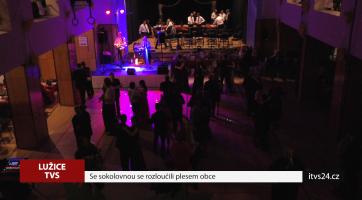 Se sokolovnou se rozloučili plesem obce