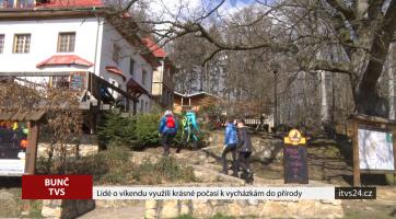 Lidé o víkendu využili krásné počasí k vycházkám do přírody