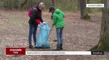 Rodiny během procházek uklízely přírodu