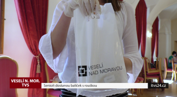 Senioři dostanou balíček s rouškou