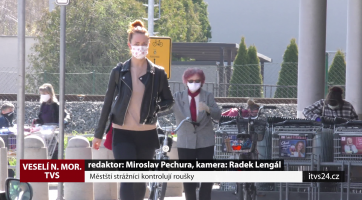 Městští strážníci kontrolují roušky
