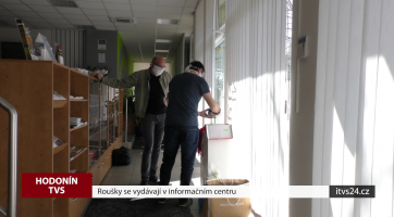 Roušky se vydávají v informačním centru zdarma
