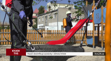 Hasiči dezinfikují zastávky i dětská hřiště