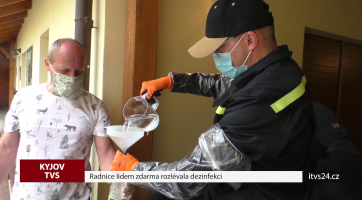 Radnice lidem zdarma rozlévala dezinfekci
