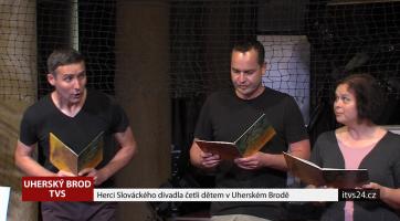 Herci Slováckého divadla četli dětem v Uherském Brodě