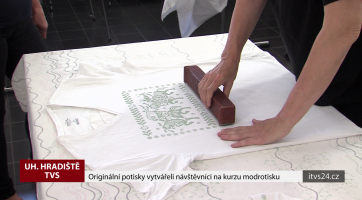 Originální potisky vytvářeli návštěvníci na kurzu modrotisku