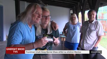 Frontman hardrockových Uriah Heep Bernie Shaw střílel na střelnici Maršov