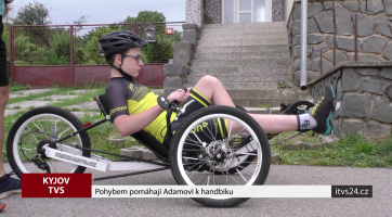 Pohybem pomáhají Adamovi k handbiku