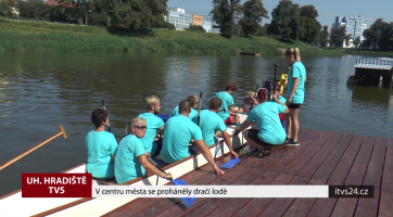 V centru města se proháněly dračí lodě