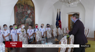 Úspěšné malé fotbalisty ocenilo za jejich spanilou jízdu město