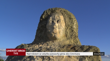 Nad městem se vztyčila autosocha génia Járy Cimrmana