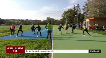 In-line bruslaři trénují na oválu