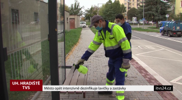 Město opět intenzivně dezinfikuje lavičky a zastávky