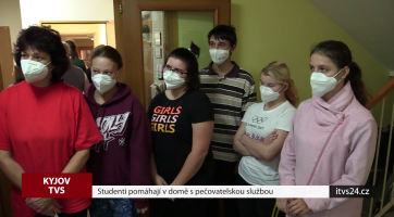 Studenti pomáhají v domě s pečovatelskou službou