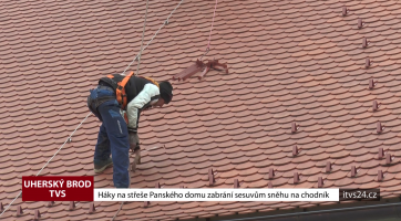 Háky na střeše Panského domu zabrání sesuvům sněhu na chodník