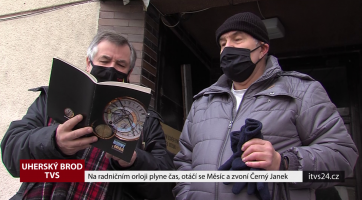 Na radničním orloji plyne čas, otáčí se Měsíc a zvoní Černý Janek