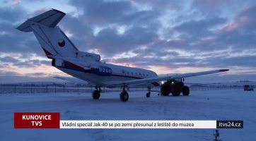 Vládní speciál Jak-40 se po zemi přesunul z letiště do muzea