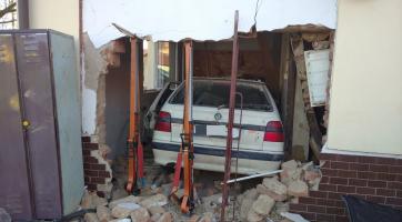 Řidič prorazil zeď hasičské zbrojnice