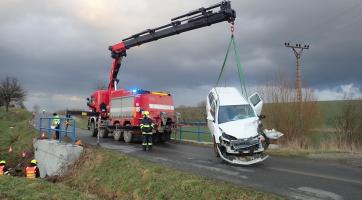Hasiči vytahovali z potoka další automobil 