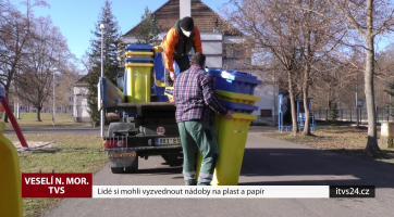 Lidé si mohli vyzvednout nádoby na plast a papír