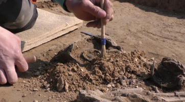 Archeologové objevili u Kyjova zlatou záušnici