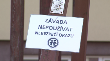 Dřevěné herní prvky na dětských hřištích dosluhují