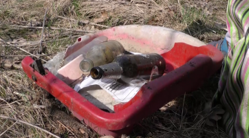 Při úklidu našli dobrovolníci boty i kostru kola