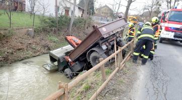Řidič špatně zabrzdil nákladní automobil, ten skončil v potoce