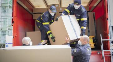 Zlínský kraj dostal 227 tisíc antigenních testů pro školy, rozváží je hasiči