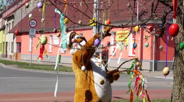 Lidé se mohou zapojit do zdobení velikonočního stromu