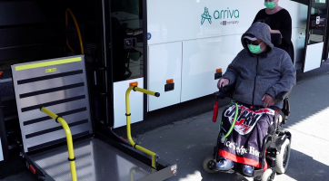 V kraji začaly jezdit autobusy se speciální plošinou pro vozíčkáře