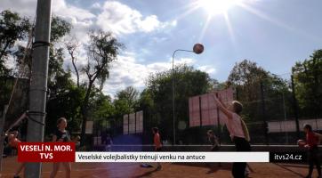 Veselské volejbalistky trénují venku na antuce 