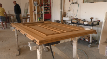 Dveře do radnice putovaly na renovaci